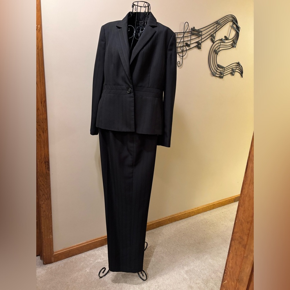 LAST CALL TO BE DONATED Evan Picone Petites Black Women’s Pant Suit 12P